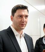 　来日し、報道陣の取材に答えるバレーボール女子日本代表のフェルハト・アクバシュ新監督＝２０日、羽田空港