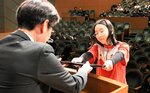 認定証を受け取るジュニアアスリート（右）
