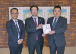 浦林教育長（中央）から目録を受け取った金川会長（右）＝４日、米子市美術館