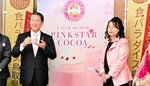 平井知事（左）に新商品を紹介する福嶋社長