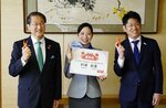 客室乗務員として勤務しながら「とっとりへウェルカニコーディネーター」を務める杉浦さん（中央）＝２２日、鳥取県庁