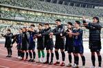 　親善試合を終え、サポーターに手話であいさつするデフサッカー男子日本代表の選手たち＝２日、国立競技場