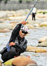アユを釣り上げる釣り人＝１日、鳥取市用瀬町別府