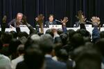 　記者会見で挙手する記者らを見つめる、フジテレビ社長辞任を発表した港浩一氏（中央）＝２７日午後、東京・台場のフジテレビ