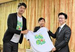 バディアートプロジェクト第１弾となったＴシャツを伊木市長へ贈る山本代表（左）と渡部副代表（中央）＝２５日、米子市役所