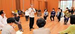 ワークショップの講師を務める菅原直樹さん（中央）＝４日、智頭町保健・医療・福祉総合センター