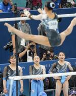　女子団体総合決勝　中村遥香の段違い平行棒を見守る（右から）岸里奈、岡村真、牛奥小羽＝パリ（共同）