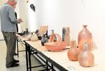 穴窯の特徴を生かした作品が並ぶ会場