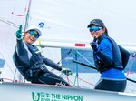 女子４２０級で優勝した境の（右から）森山伊織・林深姫組＝１６日、和歌山市の和歌山セーリングセンター沖（和歌山県セーリング連盟提供）
