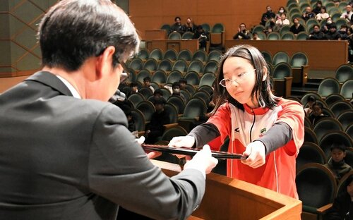 認定証を受け取るジュニアアスリート（右）