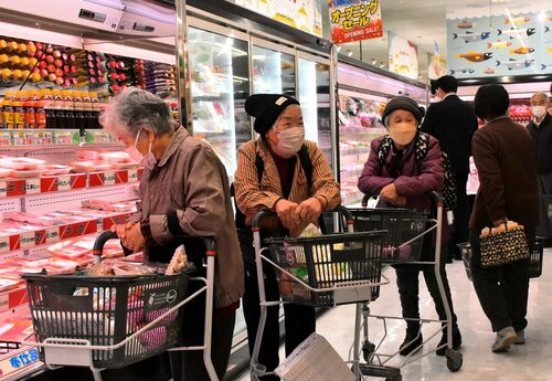 新しい店舗で買い物を楽しむ来店客＝２８日、鳥取県若桜町若桜のエスマートわかさ店