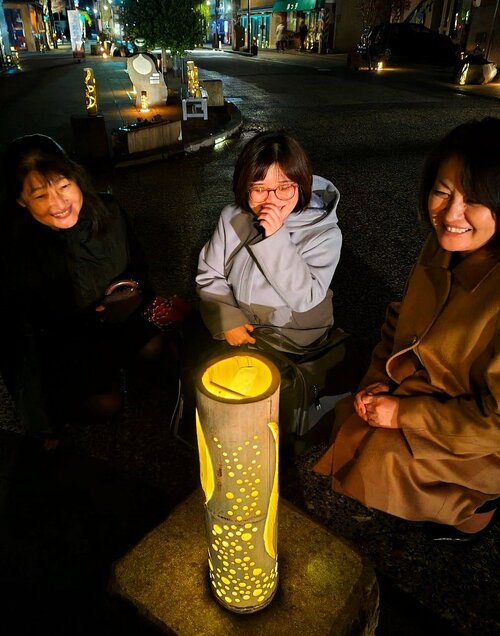 通りを優しく照らす竹灯籠＝１日、境港市松ケ枝町