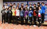 　カーリングの日本選手権開幕を前に記者会見に臨んだ、ロコ・ソラーレの藤沢五月（前列右から３人目）ら各チームのスキップ＝１日午後、横浜市