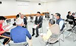 グループに分かれて行った意見交換＝１５日夜、新温泉町湯の町民センター