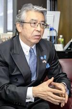 　インタビューに答える杉山晋輔氏