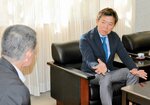 伊達境港市長に大会への意気込みを語る船沢さん（右）＝３１日、境港市役所
