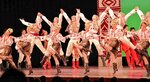 きらびやかな衣装を身にまとって伝統の踊りを披露する団員ら