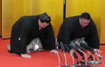 　第75代横綱となり昇進伝達式で「唯一無二」の口上を述べる大の里。右は師匠の二所ノ関親方（元横綱・稀勢の里）＝2025年５月28日午前、茨城県阿見町の二所ノ関部屋