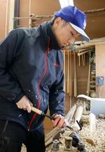 　エスオースポーツ工業のバット職人として活躍している佐藤瑞起さん＝富山県南砺市