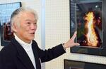 　東大寺二月堂にたいまつを届ける様子を紹介する秋永正人さん＝２０２５年２月、三重県名張市