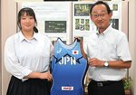 足羽教育長（右）に大会の様子を報告した中野さん＝２２日、鳥取県庁