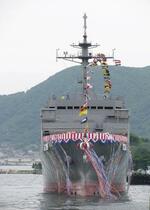 　進水した海上自衛隊の海洋観測艦「あかし」＝２９日午前、山口県下関市