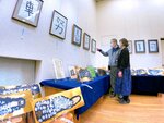 会場に並んだ書と臨床美術の作品