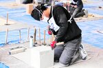 技能グランプリの競技で石を加工する課題に取り組む中島さん＝２月２４日、北九州市（本人提供）