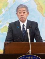 　記者会見する岩屋外相＝２５日午後、外務省