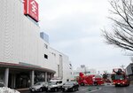 現場に到着した消防車両＝１日午前９時１５分ごろ、鳥取県米子市西福原２丁目の米子天満屋