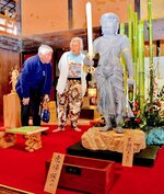 作品について説明する和上さん（右）＝１８日、倉吉市東岩倉町の倉吉淀屋