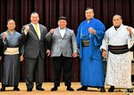 元横綱白鵬の宮城野親方（左から２人目）が師匠を務める宮城野部屋に入門する落合哲也（中央）＝１日、鳥取市西品治の鳥取城北高