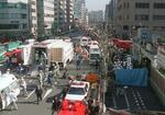 　地下鉄サリン事件で、地下鉄日比谷線「築地駅」前の路上に設けられた救護所＝１９９５年３月