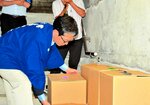 ダム堤内に日本酒を運び入れる酒造関係者＝２１日、湯梨浜町別所の東郷ダム