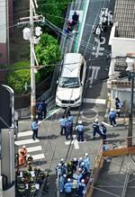 　複数の小学生が車にはねられた現場を調べる警察官ら＝１日午後２時４５分、大阪市西成区（共同通信社ヘリから）