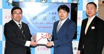 竹内校長（左）に目録を手渡す生石社長（中央）