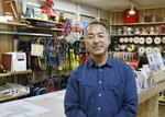 　接客への思いを語る「秀岳荘」社長の小野浩二さん＝２０２５年３月、札幌市の秀岳荘白石店