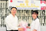 馬野会長（右）から花束を受け取る金田さん