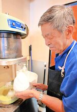 かき氷を作る店主の平田さん＝２３日、鳥取市末広温泉町の喫茶ベニ屋