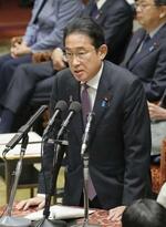 　衆院予算委で答弁する岸田首相＝２１日午前