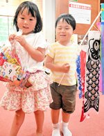 お菓子のプレゼントに笑顔を見せる子どもたち＝５日、新温泉町湯のリフレッシュパークゆむら