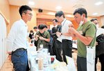 試食ブースで交流する参加者