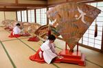　熊野速玉大社の「扇立祭」を前に蔵出しされた檜扇＝３日午前、和歌山県新宮市