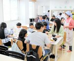 多くの来訪者でにぎわう地域食堂