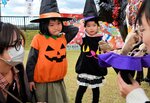 【合言葉は？】魔女の仮装をした女の子。お菓子をもらうために合言葉が言えるかな？