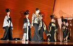 地元で活躍するモデルのファッションショーを手がけたコシノジュンコさん（手前）