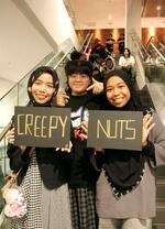 　開演日の朝から公演会場前に並んだ「Ｃｒｅｅｐｙ　Ｎｕｔｓ」ファンのマディハさん（左）ら＝４月、マレーシア・クアラルンプール（ＮＮＡ＝共同）
