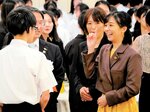 高校生と歓談される佳子さま＝２３日夜、ＪＲ鳥取駅前のホテルニューオータニ鳥取
