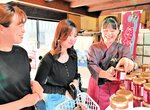 来店客に笑顔で商品の魅力を伝える生徒（右）