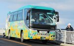 ガードレールがフロントガラスを突き破った空港連絡バス＝9日午前8時45分ごろ、松江市八束町の江島大橋